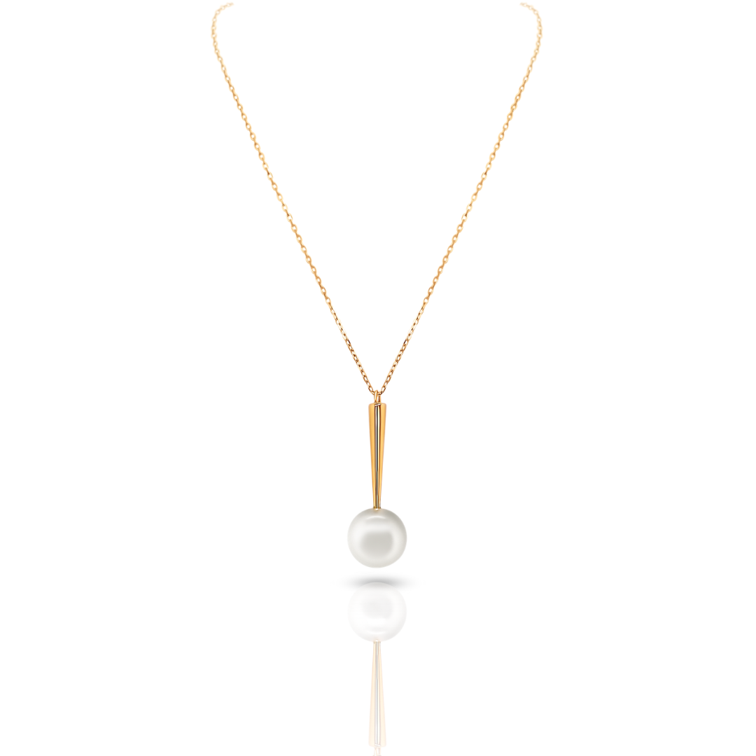 Qlassico pendant necklace from the Celestial Capsule, featuring a round Akoya pearl set in 18K yellow gold.