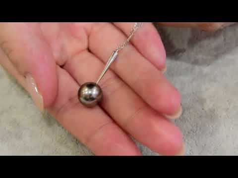 Qlassico pendant necklace from the Celestial Capsule, featuring a round peacock-coloured Tahitian pearl set in 18K white gold.