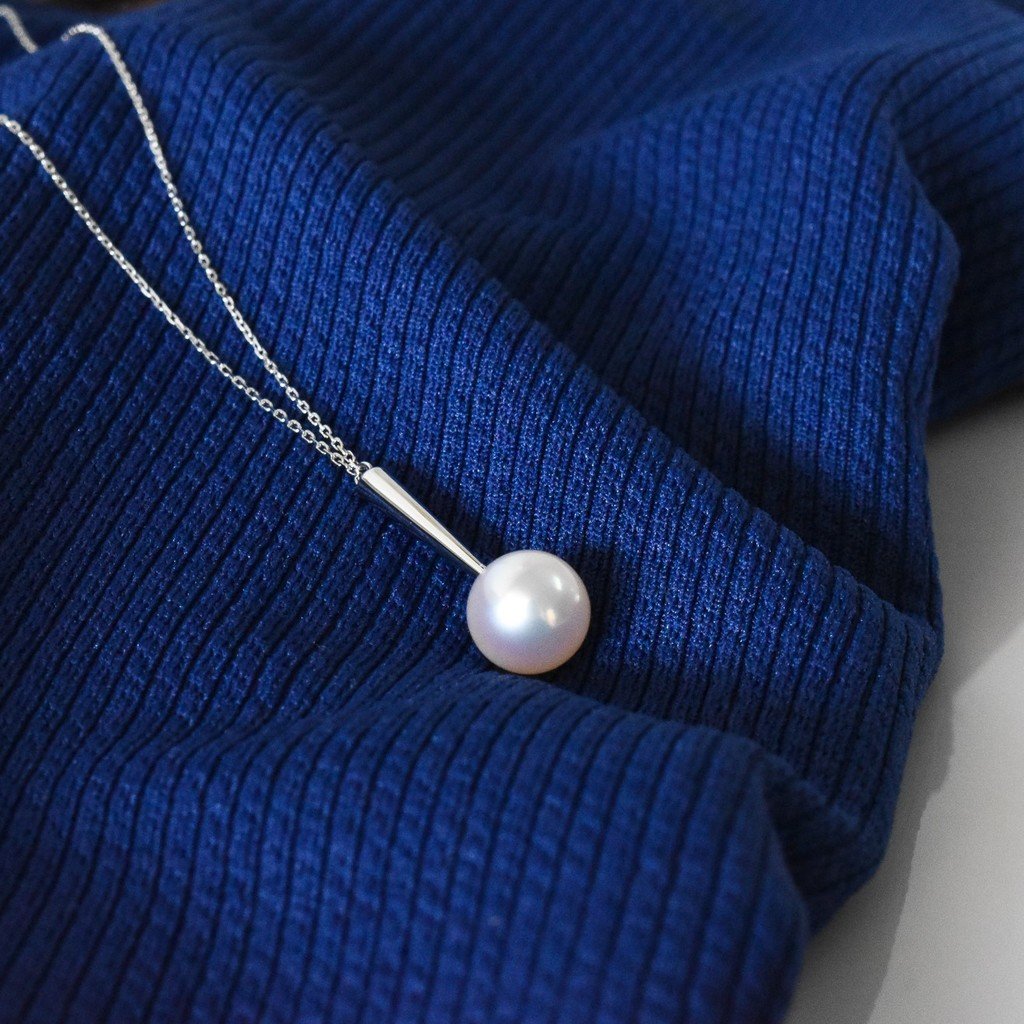 Qlassico pendant necklace from the Celestial Capsule, featuring a round Akoya pearl set in 18K white gold.